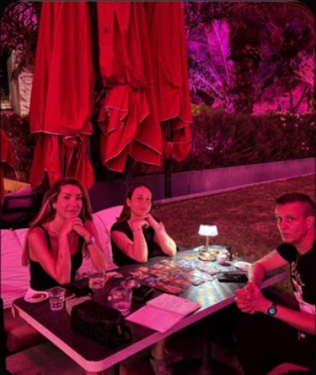 Tarot kartlarının bulunduğu masa